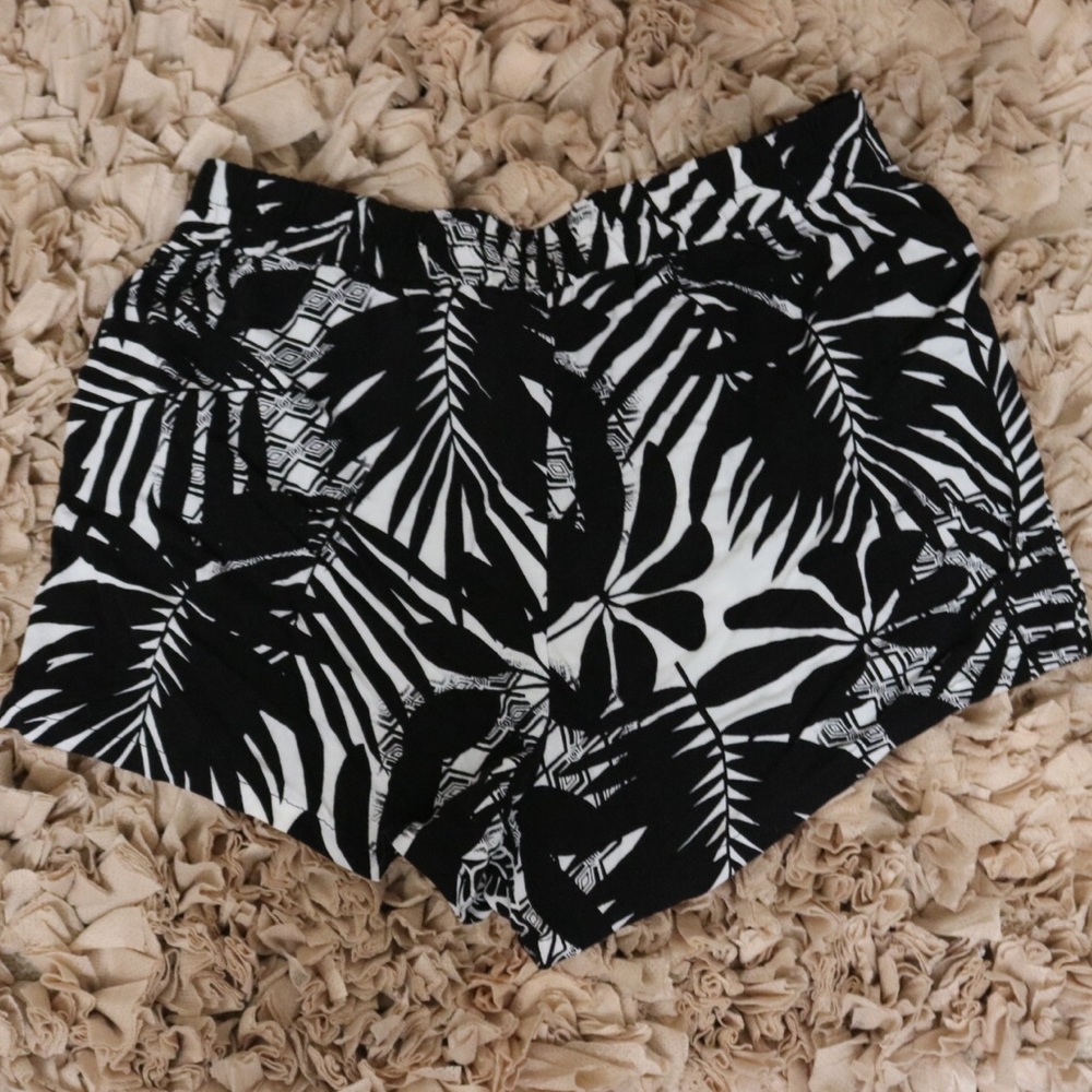 Aztec pattern shorts - Picture 2 of 2